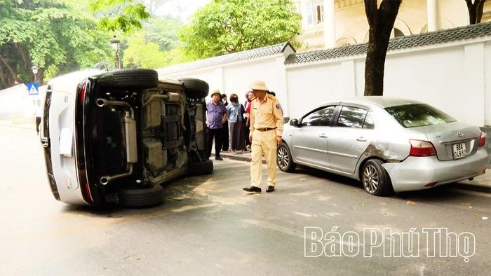 Lực lượng chức năng có mặt tại hiện trường, xử lý vụ việc.