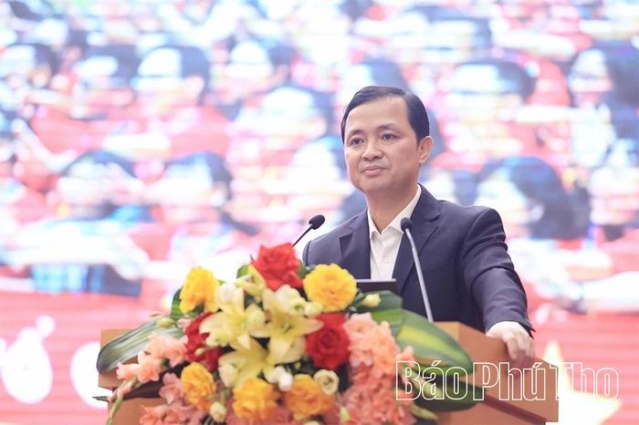 Đồng chí Phó trưởng Ban Nội chính Trung ương Nguyễn Xuân Trường trao đổi về chuyên đề “Những vấn đề mới về công tác nội chính; phòng, chống tham nhũng, lãng phí, tiêu cực ở đảng bộ xã, phường hiện nay”.