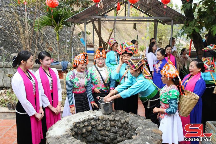 Nhân dân lấy nước cầu may tại giếng Ngọc, Đền Nàng Han, xã Quỳnh Nhai.Ảnh: Lò Linh