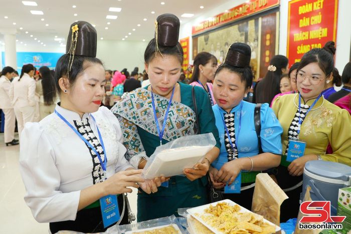 Gian hàng giới thiệu sản phẩm của các HTX, tổ hợp tác do phụ nữ làm chủ tại Đại hội đại biểu Phụ nữ tỉnh lần thứ XIV, nhiệm kỳ 2025-2030.