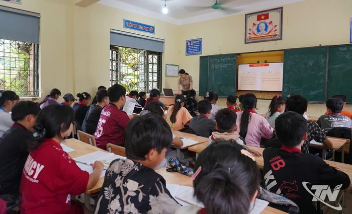 Trong lớp học vùng cao, mỗi học sinh đến lớp đều là kết quả của sự kiên trì vận động từ nhà trường và gia đình.