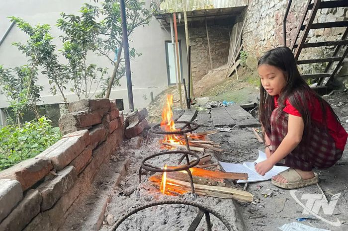 Sau giờ học, em Giàng Thị Phượng, học sinh lớp 6, tự nhóm bếp nấu cơm tại nhà trọ. Điều kiện sinh hoạt thiếu thốn khiến nguy cơ bỏ học luôn hiện hữu.