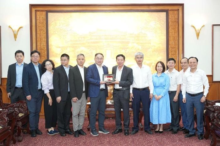  Lãnh đạo thành phố tặng quà lưu niệm sau buổi tiếp xã giao 