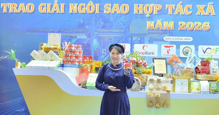 Bà Nguyễn Thị Vân Nga, Phó giám đốc Hợp tác xã Mai Sao, Lạng Sơn giới thiệu sản phẩm tại triển lãm.