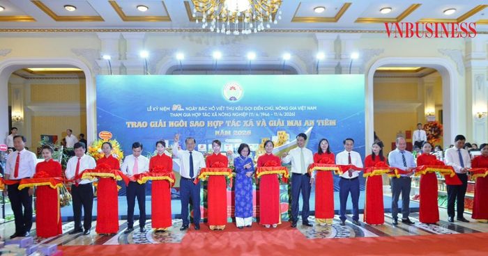 Lễ cắt băng khai mạc Triển lãm trưng bày, giới thiệu sản phẩm tiêu biểu của các HTX năm 2026 diễn ra ngày 10/4.
