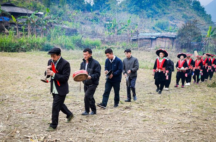 Đội nhạc trong nghi lễ đón Sài Mạ trong cấp sắc 12 đèn của người Dao Đỏ ở xóm Tàn Pà, xã Ca Thành.