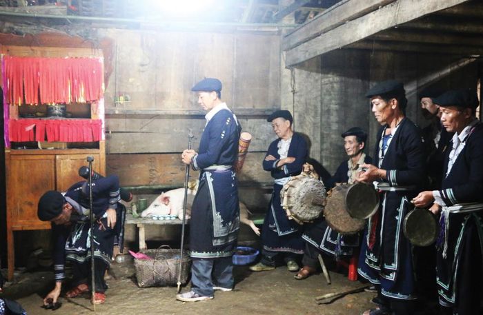 Đội nhạc trong Lễ cấp sắc 12 đèn của người Dao Tiền xóm Hoài Khao, xã Thành Công.