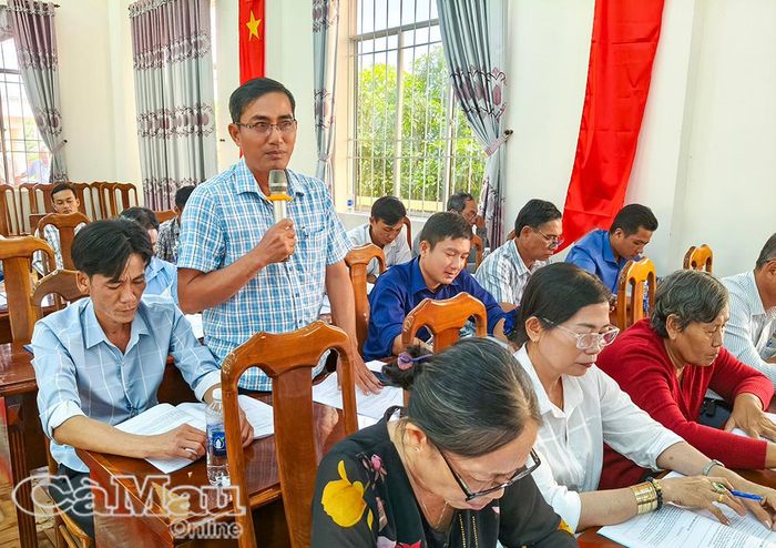 Hòa giải viên Nguyễn Văn Ngọt trao đổi với báo cáo viên của Bộ Tư pháp tại buổi tập huấn về hòa giải ở cơ sở tại Xã Nguyễn Phích.