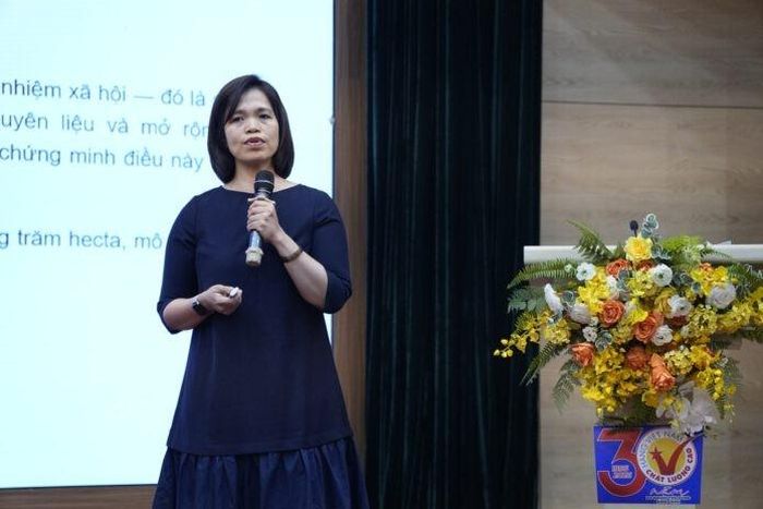 Bà Nguyễn Cẩm Chi – chuyên gia đến từ MCG Management Consulting chia sẻ về chủ đề “Thực trạng thực hành phát triển bền vững tại doanh nghiệp Việt Nam”.