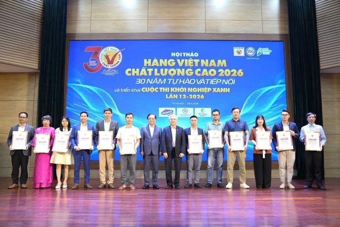 Ông Phan Văn Mãi – Ủy viên Ủy ban Thường vụ Quốc hội, Chủ nhiệm Ủy ban Kinh tế và Tài chính của Quốc hội, GS Trần Văn Thọ, TS Nguyễn Quân, nguyên Phó Chủ tịch Quốc hội Lê Minh Hoan đã trao chứng nhận HVNCLC 2026 cho doanh nghiệp phía Bắc.