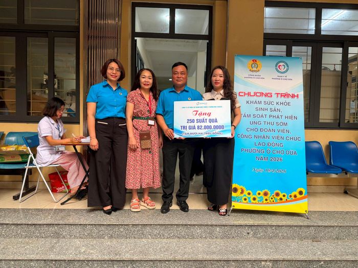 Đại diện Công đoàn phường Ô Chợ Dừa và đơn vị đồng hành trao tặng 250 suất quà hỗ trợ đoàn viên, người lao động tham gia chương trình. Ảnh: Võ Giang