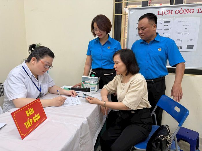Công tác tiếp đón, hướng dẫn đoàn viên được tổ chức khoa học, thuận tiện ngay từ khâu đăng ký. Ảnh: Võ Giang