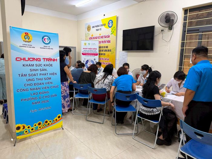 Đoàn viên, người lao động được thăm khám, xét nghiệm và tư vấn sức khỏe tại chương trình. Ảnh: Võ Giang