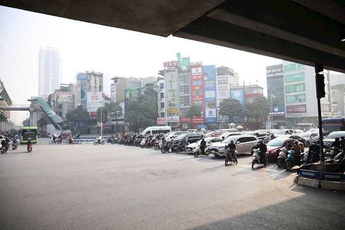 Người dân dừng xe đúng vạch chờ đèn tín hiệu tại một nút giao ở Hà Nội. Ảnh: Phạm Hùng