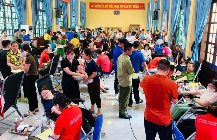 Cán bộ, nhân dân xã Hương Sơn tham gia hiến máu tình nguyện. Ảnh: Bá Thiện