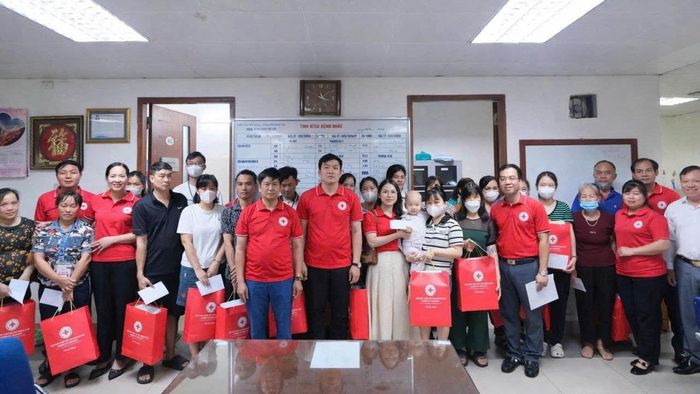 Hội Chữ thập đỏ xã Hương Sơn tặng quà các bệnh nhân có hoàn cảnh khó khăn đang điều trị tại Bệnh viện Huyết học - Truyền máu trung ương. Ảnh: Ngọc Mai