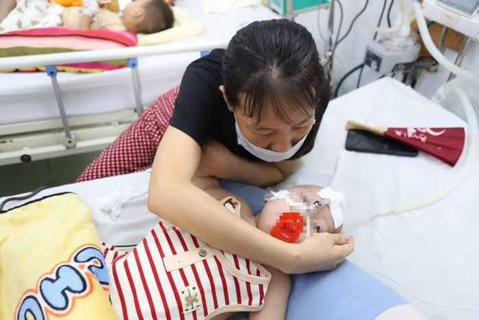 Nhiều bệnh nhi mắc tay chân miệng chủng EV71 khiến bệnh diễn biến nhanh, nặng. Ảnh: Phạm Thương.