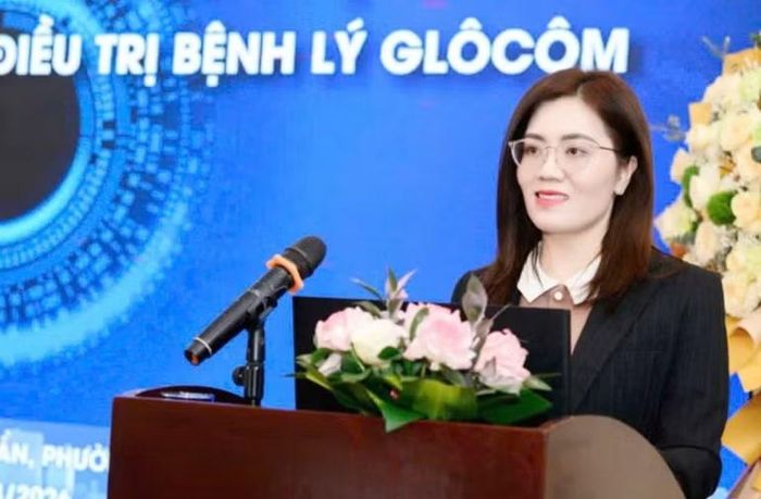 Bác sĩ chuyên khoa II Bùi Thị Vân Anh, Giám đốc Bệnh viện Mắt Nam Quảng Trị phát biểu tại hội thảo khoa học.