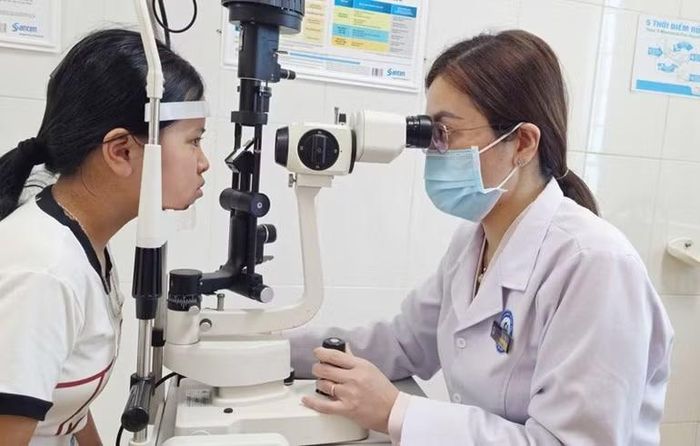 Bệnh viện Mắt Nam Quảng Trị khám, điều trị cho bệnh nhân.