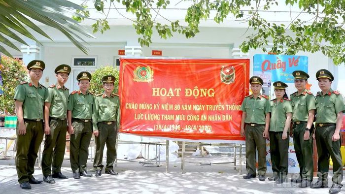 Phòng Tham mưu Công an tỉnh Cà Mau với hoạt động về nguồn chào mừng kỷ niệm 80 năm Ngày truyền thống lực lượng Tham mưu Công an nhân dân tại xã Gành Hào, tỉnh Cà Mau.