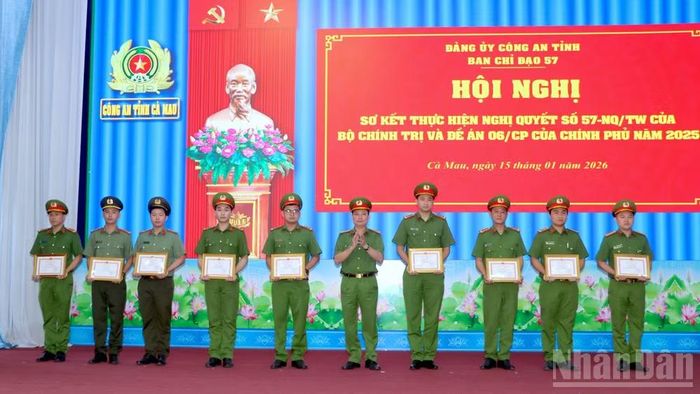 Đại diện lãnh đạo Công an tỉnh Cà Mau (đứng giữa) trao giấy khen cho lực lượng Tham mưu tại Hội nghị sơ kết thực hiện Nghị quyết số 57 của Bộ Chính trị và Đề án số 06 của Chính phủ.