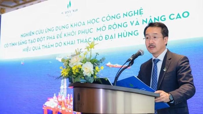 Ông Nguyễn Thiện Bảo, Tổng Giám đốc PVEP, Chủ nhiệm công trình nghiên cứu ứng dụng khoa học công nghệ tại mỏ Đại Hùng trình bày tại hội thảo.