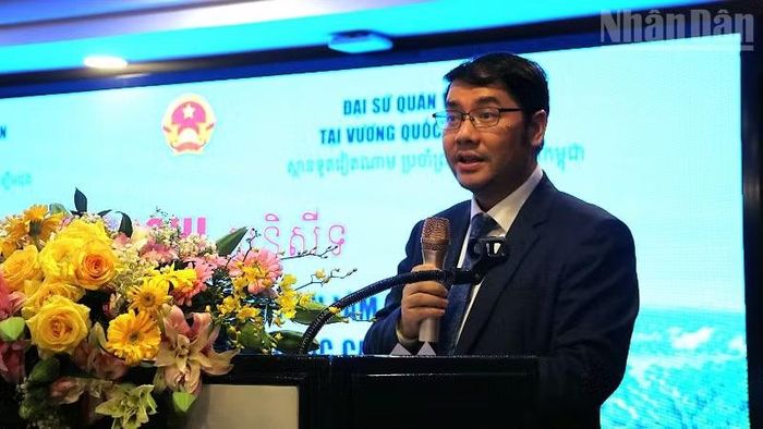 Đại biện lâm thời Đại sứ quán Việt Nam tại Campuchia Nguyễn Hữu Phú phát biểu ý kiến tại hội nghị. (Ảnh: HUY VŨ)