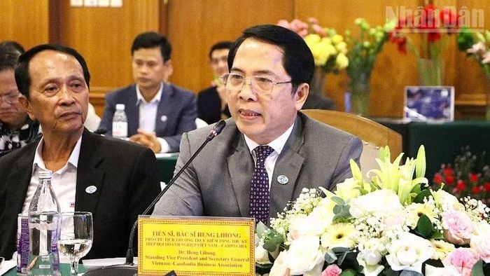 Tiến sĩ, Bác sĩ Heng Lihong, Phó Chủ tịch Thường trực kiêm Tổng Thư ký Hiệp hội Doanh nghiệp Việt Nam-Campuchia đánh giá cao ý nghĩa của hội nghị. (Ảnh: HUY VŨ)
