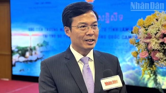 Tỉnh ủy viên, Phó Chủ tịch Ủy ban nhân dân tỉnh Lâm Đồng Đinh Văn Tuấn trả lời phỏng vấn Báo Nhân Dân. (Ảnh: HUY VŨ)