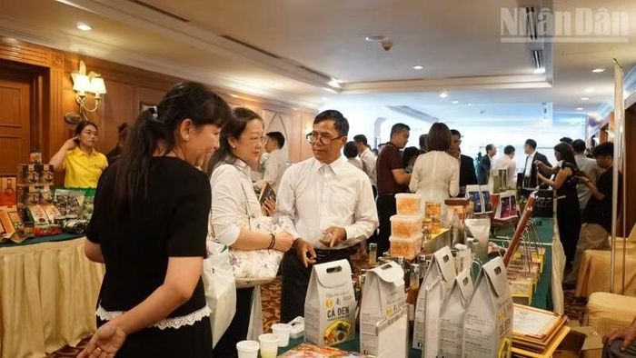 Các doanh nghiệp kết nối, tìm hiểu sản phẩm tại triển lãm bên lề Hội nghị Xúc tiến thương mại, du lịch và đầu tư. (Ảnh: ĐINH TRƯỜNG)