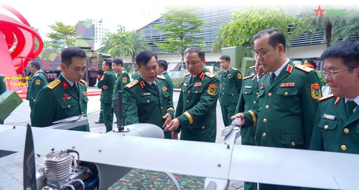 Các đại biểu tham quan sản phẩm công nghệ do Viettel nghiên cứu, chế tạo được trưng bày tại Đại hội đại biểu Đảng bộ Tập đoàn Viettel lần thứ XI.