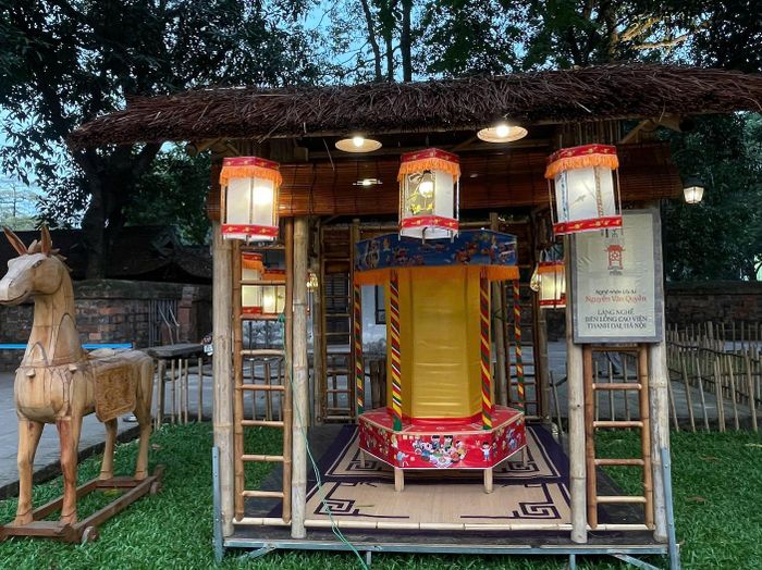 Gian trưng bày của làng nghề đèn lồng Cao Viên - Thanh Oai (Hà Nội). Ảnh: Thanh Bình