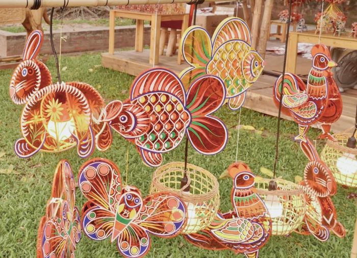 Sản phẩm đèn lồng với đa dạng hình thù được trưng bày tại Vườn Giám. Ảnh: Thanh Bình