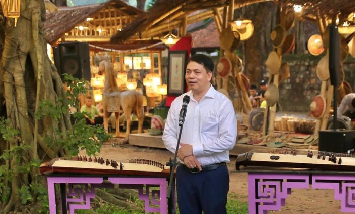 Tiến sĩ Lê Xuân Kiêu phát biểu khai mạc trưng bày “Vườn Ánh Sáng”. Ảnh: Thanh Bình