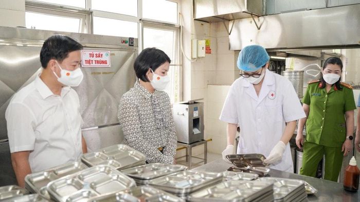 Tăng cường kiểm soát thực phẩm trong trường học để ngăn chặn vấn nạn thực phẩm "bẩn". Ảnh: T.L
