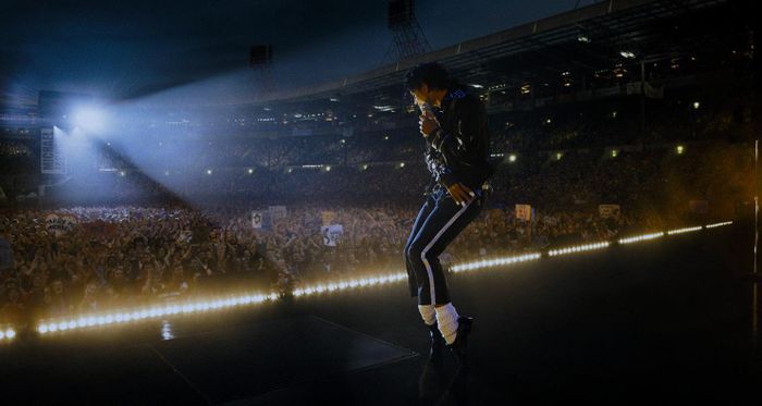 Nam chính tái hiện vũ đạo “kinh điển” của cố nghệ sĩ Michael Jackson trong phim. Ảnh: Nhà sản xuất