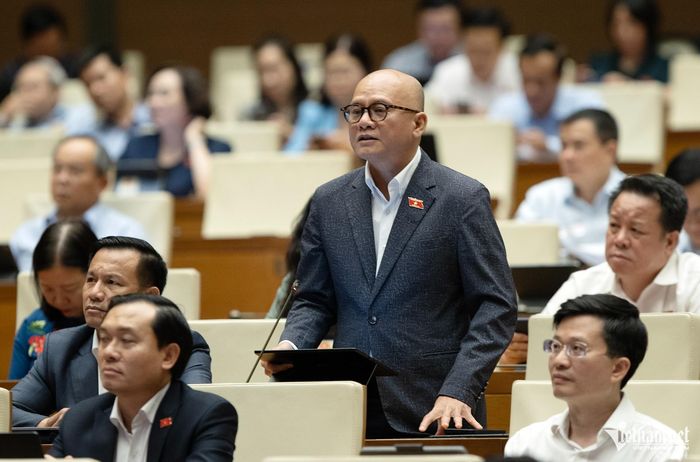 Đại biểu Bế Trung Anh cho rằng, cần chuyển từ tư duy phân bổ danh hiệu sang tư duy công nhận giá trị