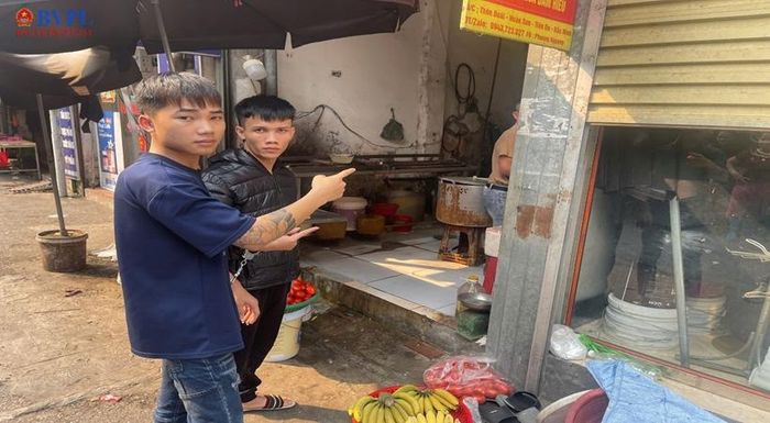  Lợi dụng các cửa hàng sơ hở, hai đối tượng dán đè các mã QR để chiếm đoạt tài sản. 