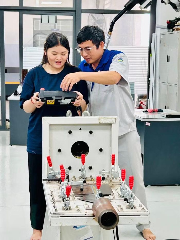  Học sinh phổ thông thực hành điều khiển máy móc, robot tại Khoa Cơ khí Trường Cao đẳng Kỹ thuật Công nghệ Quy Nhơn. Ảnh: ĐVCC 