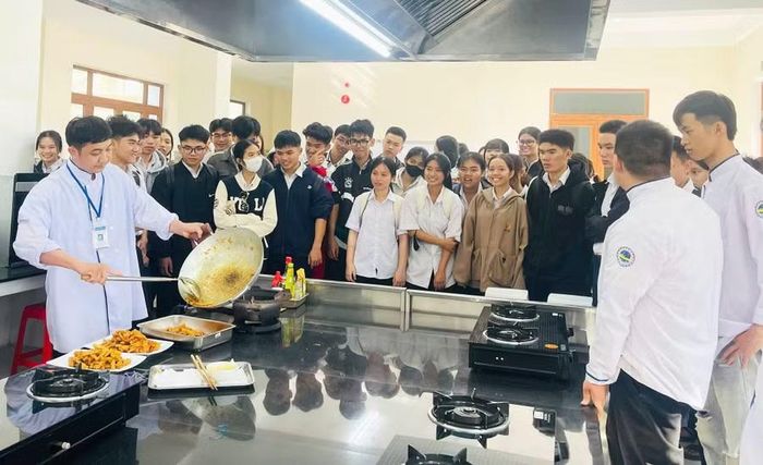  Học sinh Trường THPT Bùi Thị Xuân tham quan thực tế tại Khoa Du lịch, Trường Cao đẳng Kỹ thuật Công nghệ Quy Nhơn. Ảnh: ĐVCC 