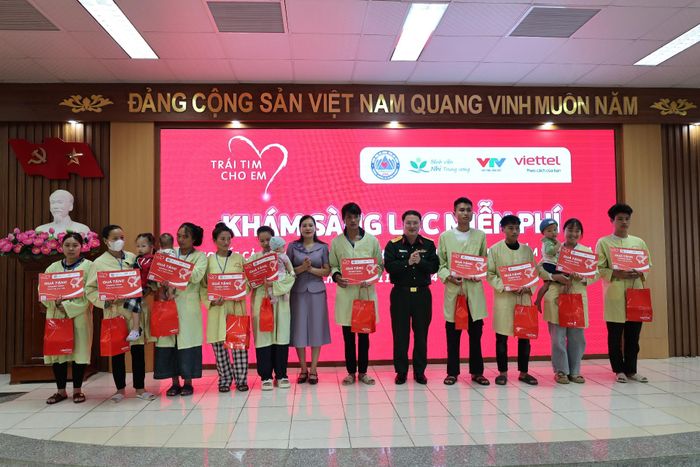 Trung tá Nguyễn Ngọc Nguyên - Giám đốc Viettel Lai Châu cùng Ban tổ chức chương trình tặng quà cho bệnh nhân nhi đang điều trị tại Bệnh viện Đa khoa tỉnh Lai Châu.