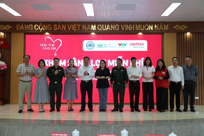Ban tổ chức chương trình chụp ảnh lưu niệm cùng các đại biểu.