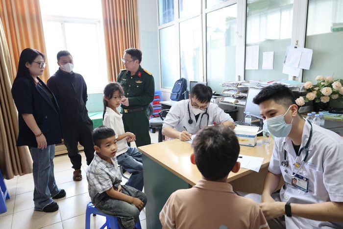 Lãnh đạo Viettel Lai Châu và Quỹ Tấm lòng Việt thăm bệnh nhân nhi được khám sàng lọc miễn phí bệnh tim bẩm sinh.