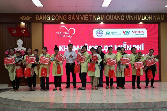 Đồng chí Tống Thanh Bình - Ủy viên BTV Tỉnh ủy, Phó Chủ tịch Thường trực Ủy ban MTTQ Việt Nam tỉnh cùng Ban tổ chức chương trình tặng quà cho bệnh nhân nhi đang điều trị tại Bệnh viện Đa khoa tỉnh Lai Châu.