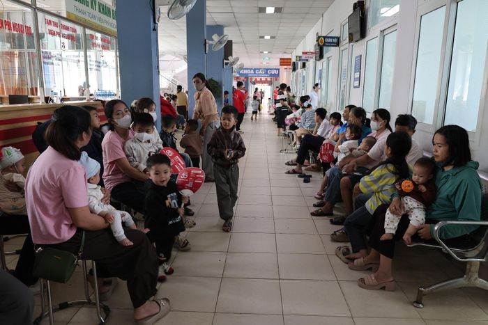 Người dân chờ khám sàng lọc miễn phí bệnh tim bẩm sinh cho trẻ.
