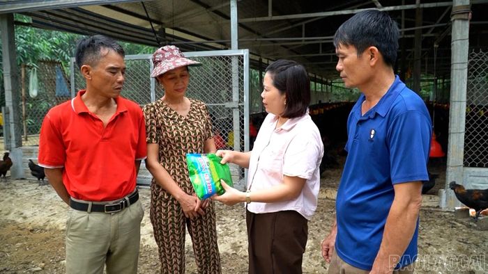 Cán bộ thú y thường xuyên xuống cơ sở, hướng dẫn người dân các biện pháp chăn nuôi an toàn, bền vững.