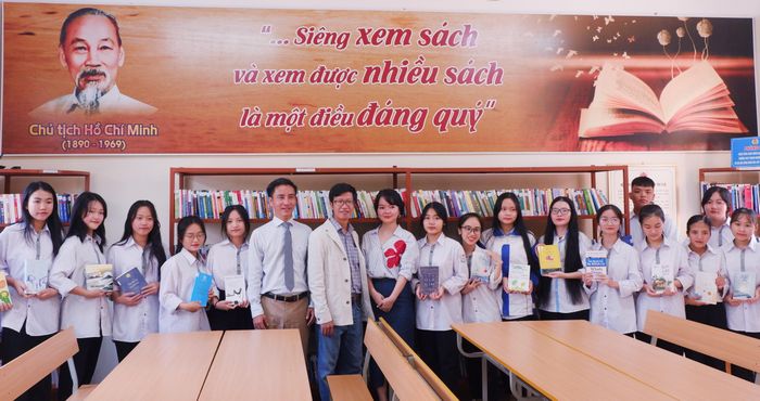 Việc đầu tiên và cũng là điều kiện cần cho ngành phát triển là hình thành văn hóa đọc. Trong ảnh: Học sinh Trường THPT Thanh Chương 3, Nghệ An với các diễn giả trong một cuộc giao lưu về đọc sách và học tập suốt đời do TIMES phối hợp tổ chức. Ảnh: Nhật Linh