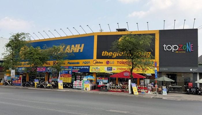 Biển hiệu tại cửa hàng kinh doanh số 451 đường Lê Trọng Tấn (phường Tân Sơn Nhì) xây dựng sai quy định