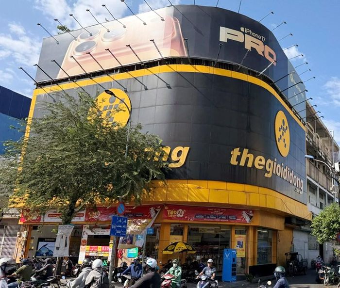 Biển hiệu và bảng quảng cáo "khủng" tại địa chỉ số 482 đường Hồng Bàng, phường Minh Phụng