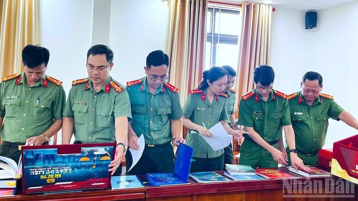 Ban Giám khảo và Tổ Thư ký Cuộc thi tìm hiểu Luật Dữ liệu tại Cà Mau tích cực tổng hợp kết quả, đánh giá các tác phẩm dự thi.